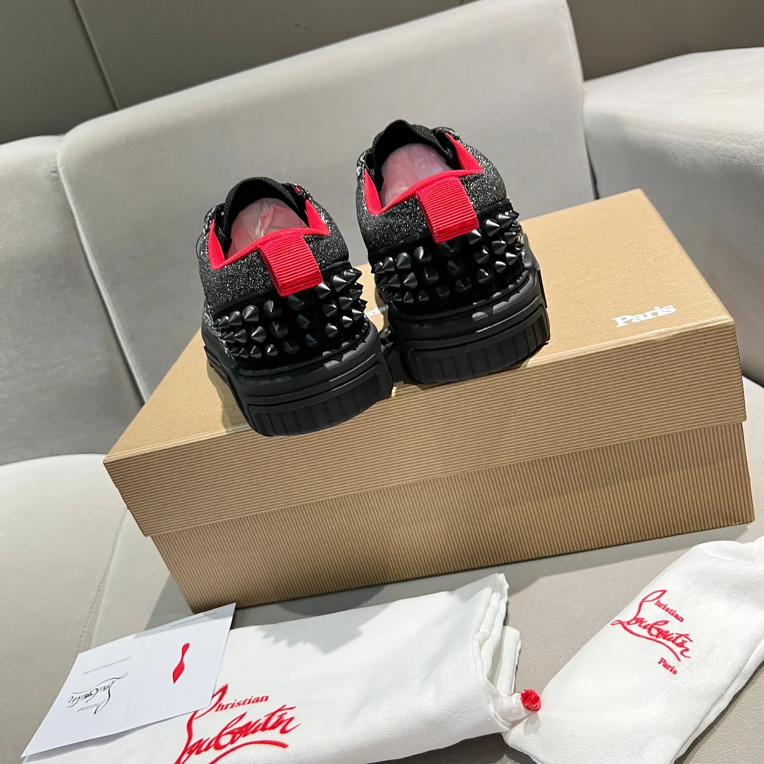 Men's shoes 💰700 🌹🌹🌹̋ Wang Junkai Yang Mi Xu Kai Zhang Jingyi Ding Chengxin Chen Muchi Wang Ziyi Same style Christian Louboutin 2024 [New product] ASTROLOUBI unisex thick-soled sports shoes red-soled shoes perfectly integrate fashion and sports, The fabrics are made of luxurious calfskin, soft suede, smooth satin and laminated leather, and the back is decorated with classic rivets. The interior is blended with a knitted tongue for added durability, breathability and quick-drying comfort. The outsole is made of a combination of EVA foam and imported rubber, and the colorful CL iconic letters on the side of the outsole show the brand's unique style. It is a ceiling-level comfortable skate shoe! ! ! Multiple colors available, currently men’s sizes 39--45 (women’s sizes 35--40, currently being updated)